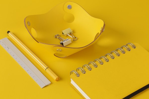 Stylisches Lederkörbchen, gelb, für Notizzettel, von vacavaliente